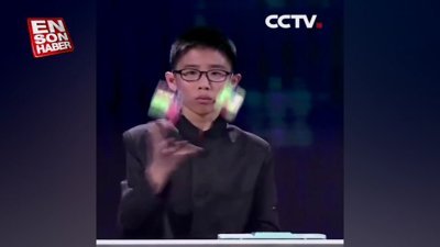 Rubik küpünü havada çözen Çinli çocuk