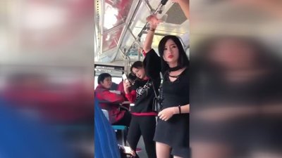 Otobüste elini tutacağa sıkıştıran kızın çaresizliği