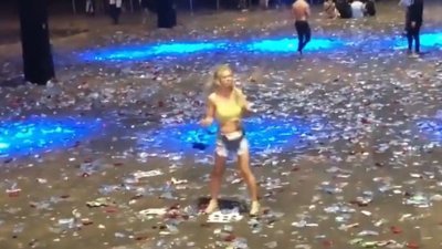 Konserin bittiğinden habersiz dans eden kız 