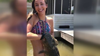 Eliyle balık yakalayan kadın Alyssa Schreiber