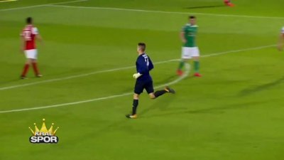 Gol atmak için kalesini terk eden kaleci gol yedi