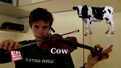 Kemanıyla hayvan sesleri çıkaran genç