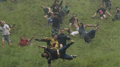 Festivalde peynir gibi yuvarlanan İngilizler