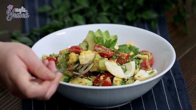 Avokadolu Yumurta Salatası Tarifi