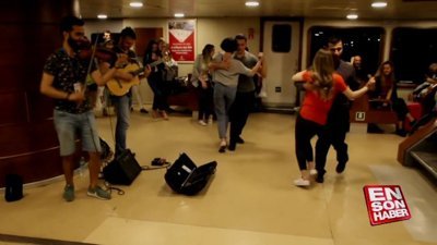 Vapurda müzik yapan müzisyenlere danslarıyla eşlik ettiler