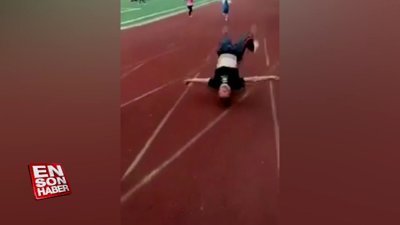 Kafası üzerinde takla adan genç