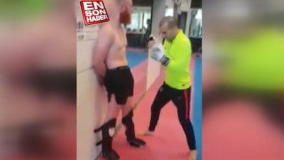 Karnına yumruk işlemeyen adamlar