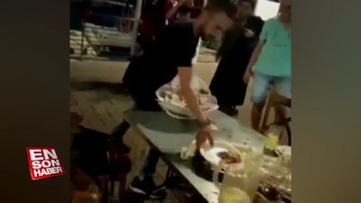 Tabak toplama şovu yapan garson