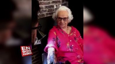 79 yaşında koluna Atatürk dövmesi yaptıran kadın