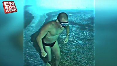 Deniz içinde ters yürüyüp algılarla oynayan dalgıç