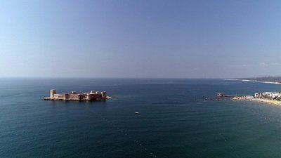 Denizin ortasındaki 2 bin 400 yıllık kale 