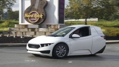 Ortadan kesimiş gibi gözüken elektrikli otomobil