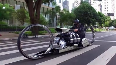 300 beygirlik uçak motoruna sahip motosiklet