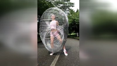 Yüzlerce hulahopu aynı anda çevirmeyi başaran Çinli