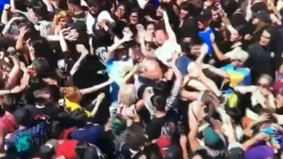 Crowdsurf yapan kızı çuval gibi fırlatan adam
