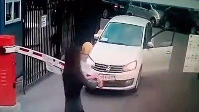 Kadın sürücünün otopark bariyerini açma yöntemi