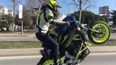 Kız arkadaşının üstünde ön kaldıran trafik magandası