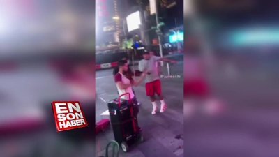 Sokak müzisyenine danslarıyla eşlik ettiler