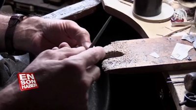 Boynuzu işleyerek takıya dönüştürüyor