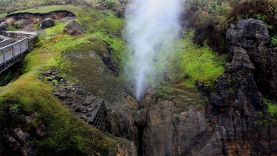 Punakaiki'de hava deliğinden su püskürten kayalıklar