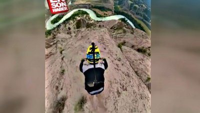 Dağın en tepesinden bisikletle inen çılgın sporcu