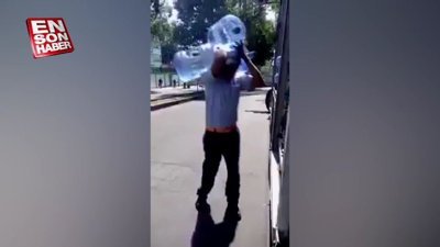 Tek başına beş damacana su taşıyan eleman