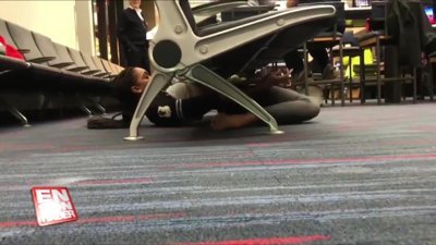 Havalimanında canı sıkılan kadından limbo gösterisi