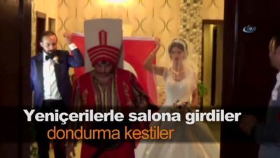 Yeniçerilerle salona girdiler, dondurma kestiler