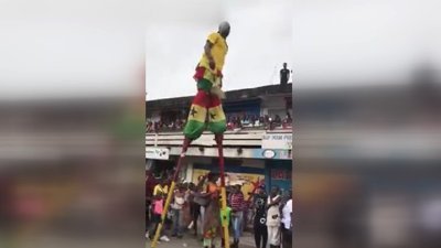 Gösteri yaparken yere çakılan Ganalı cambaz