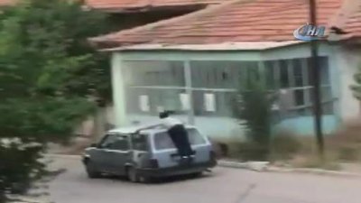 Otomobil üzerinde tehlikeli yolculuk