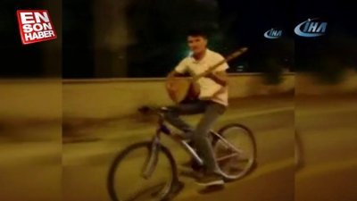 Bisikletin üzerinde bağlama çaldı
