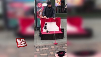 Michael Jackson'ın kuklasını oynatan sokak sanatçısı