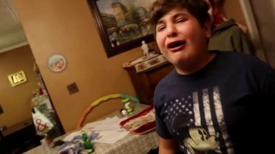 Küçük kardeşe görünmezlik şakası