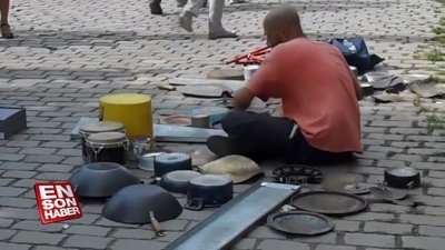 Baterisiz bateri gösterisi yapan sokak sanatçısı