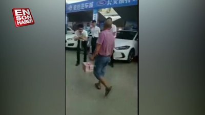 Elinde bir tomar parayla araba almaya giden adam