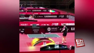 Masa tenisini tek başına oynayan adam