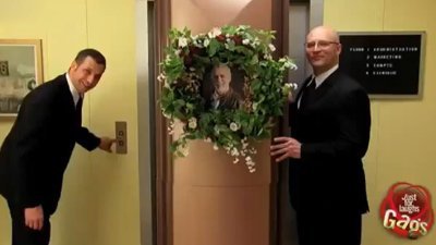 Asansörde yapılan tabut şakası