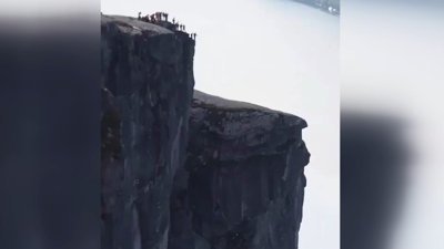 Bekarlığa veda partisi için kayadan boşluğa atladılar