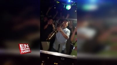 Gece kulübünde saksafonu ile insanları coşturan müzisyen