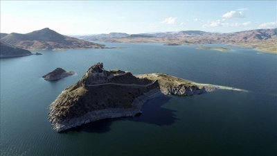 Ada görünümlü Pertek Kalesi