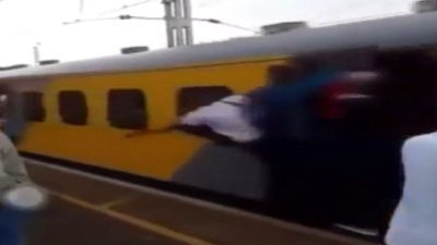 Geçen trenden okkalı tokat yemek