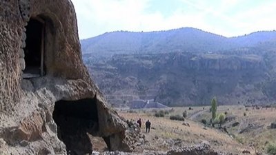 Bininler Kaya Evleri turizme kazandırılmayı bekliyor