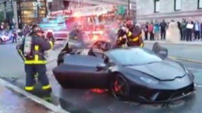 Yanan Lamborghini'yi söndürmeye çalışan itfaiye görevlileri