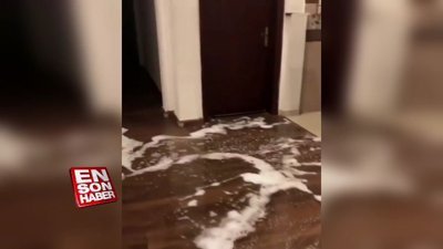 Havai fişek ve köpüklü suyla arkadaşlarını fena şakalayan eleman