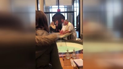 Vaftiz töreni sırasında rahip bebeği suya düşürdü