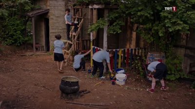 Tozkoparan 2. Bölüm Mavi Ay takımı Yabani'nin evini boyuyor