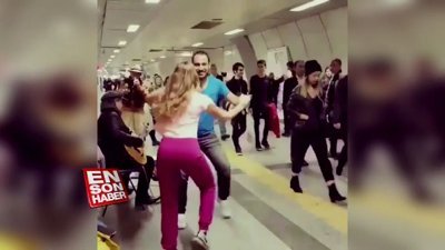 İstanbul Metrosunda müzik yapan insanlara danslarıyla eşlik eden çift