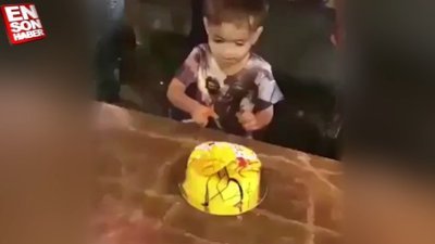 Doğum günü çocuğu yumurtaya bulandı