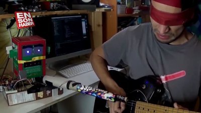 Yanlış nota çalındığında elektroşok veren robot