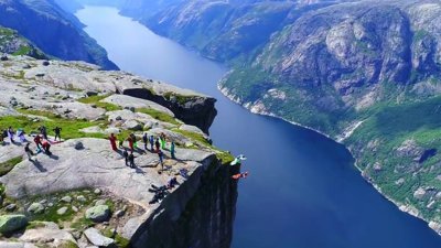 Norveç'te paraşütçülerin inanılmaz atlayışı